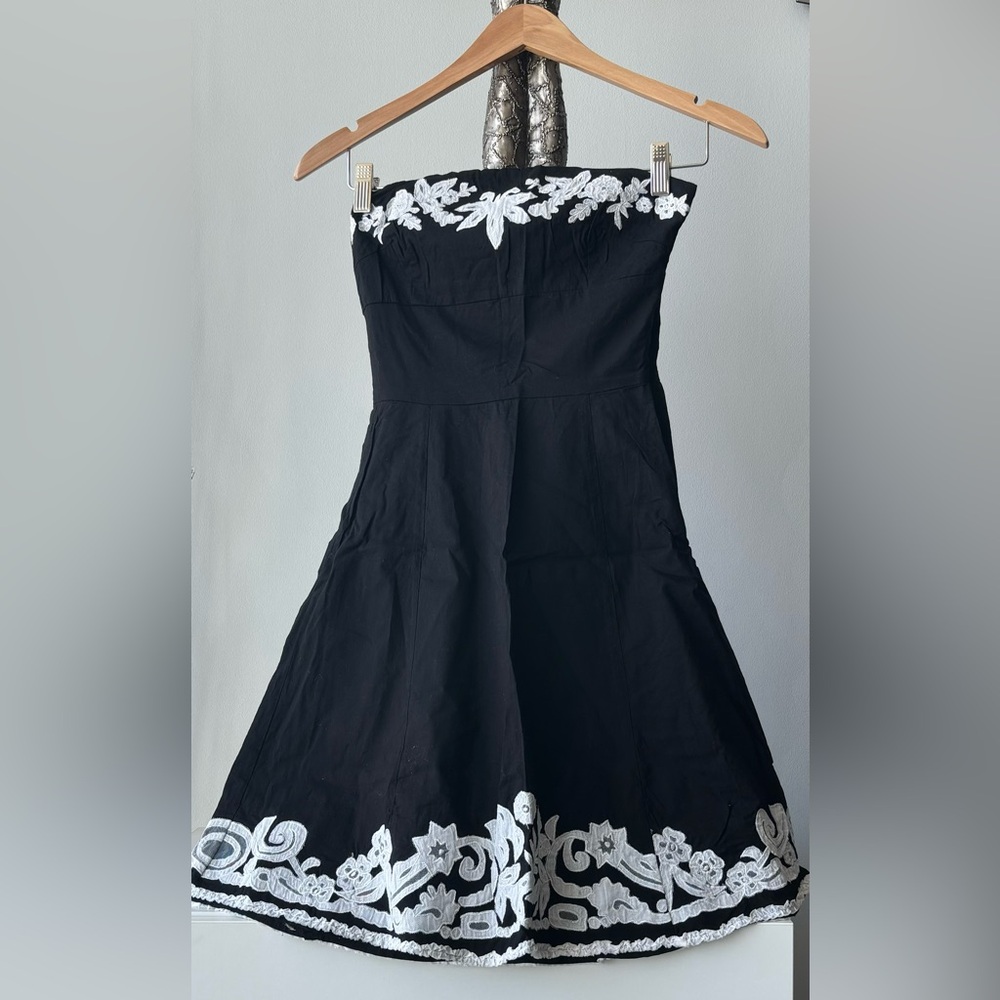New💥Guess Black Strapless Dress with White Floral Embroidery, 💯% cotton,
